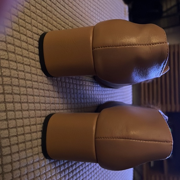 Tan shoes, immitation leather, decorative fur pom-poms - Picture 3 of 6